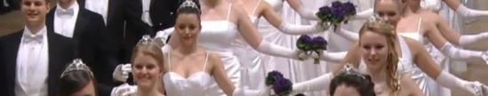 Einzug der Debütanten beim Wiener Opernball, Frauen in weißen Kleidern.