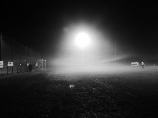 Schwarz-Weiß-Aufnahme vom Nebelspiel TuRa Harksheide vs. SC Sperber