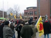 Menge vor dem Rathaus, Foto einer Mahnwache im März 2011
