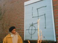 Nomsa Gertz-Mketo 1992 vor ihrem mit NS-Symbolen beschmierten Haus