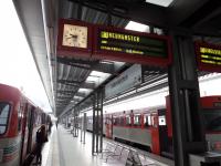 Bahnsteig im Bahnhof Kaltenkirchen, zwei wartende Züge