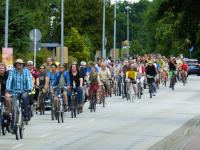 TeilnehmerInnen der Radsternfahrt auf der Ulzburger Straße in Norderstedt