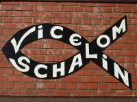 Fassade mit Fisch-Symbol und Schriftzug &quot;Vicelin-Schalom&quot;