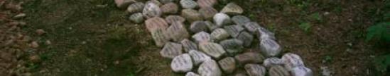 Feldsteine mit den Namen der Toten des KZ-Außenkommandos