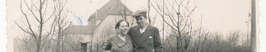 Lucie und Carl Suhling 1933 vor ihrem Gartentor
