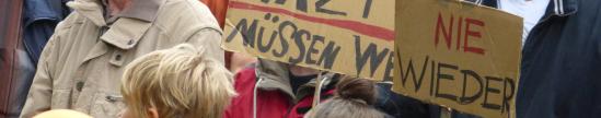 DemonstrantInnen, Kinder mit Schildern "Nie wieder" und "Nazis müssen weg"