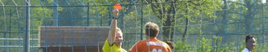 Schiedsrichter Schnitger zeigt auch TuRa-Keeper Jan Haerting glatt Rot