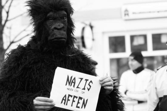 Als Affe verkleideter Antifaschist