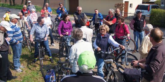 TeilnehmerInnen einer Radtour zum 150jährigen Bestehen der SPD