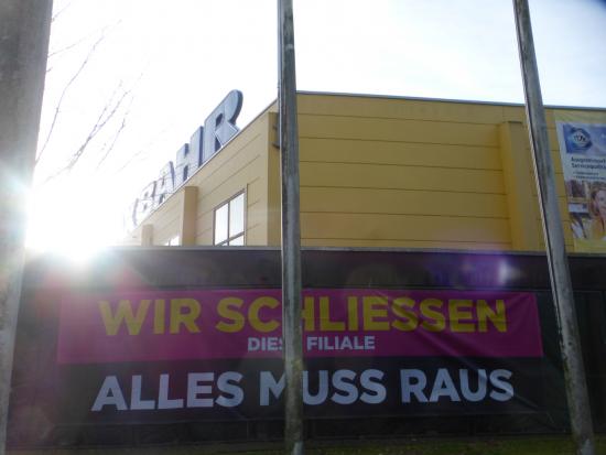 Max Bahr-Filiale in Langenhorn, Transparent "Wir schließen - Alles muss raus"