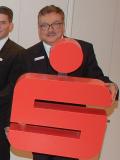 Vorstand Andreas Fohrmann mit einem großen Sparkassen-Symbol