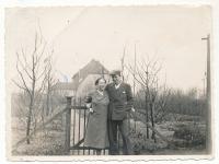 Lucie und Carl Suhling im Frühjahr 1933 vor ihrem Haus