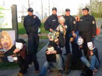 Occupy-AktivistInnen und Polizeibeamte vor dem Stadtpark-Zaun