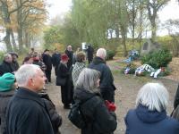 TeilnehmerInnen der Gedenkveranstaltung im November 2011, Gedenkstätte Wittmoor
