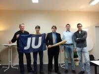 Gruppenbild des neuen JU-Vorstandes, mit Keule und JU-Banner