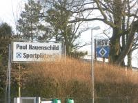 Schild &quot;Paul-Hauenschild-Sportplätze&quot; und HSV-Wappen