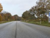 Leere Schleswig-Holstein-Straße, Schild: Vorsicht im Straßenverkehr!