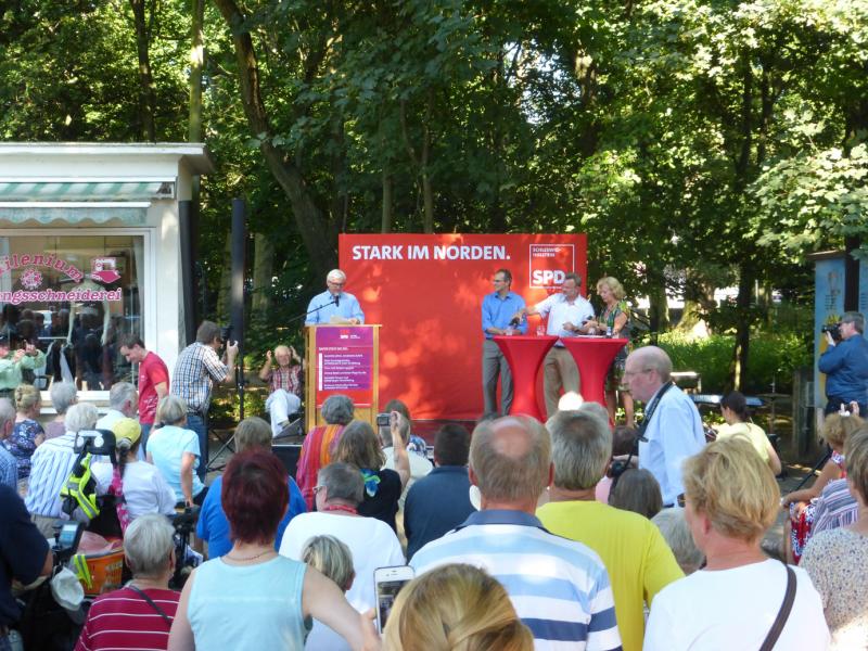 Steinmeier, Carstensen und Thönnes vor Publikum