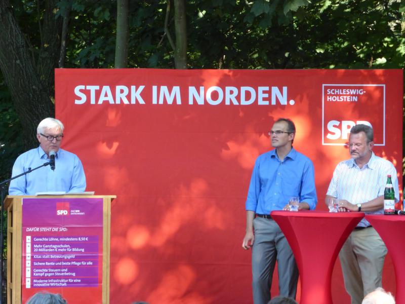 Steinmeier, Carstensen und Thönnes vor dem Schriftzug "Stark im Norden"