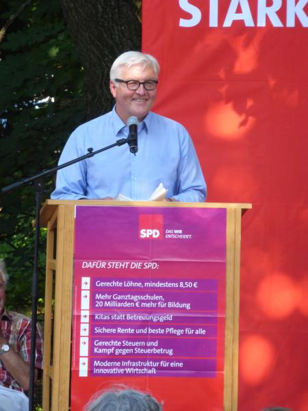 Steinmeier lachend am Rednerpult