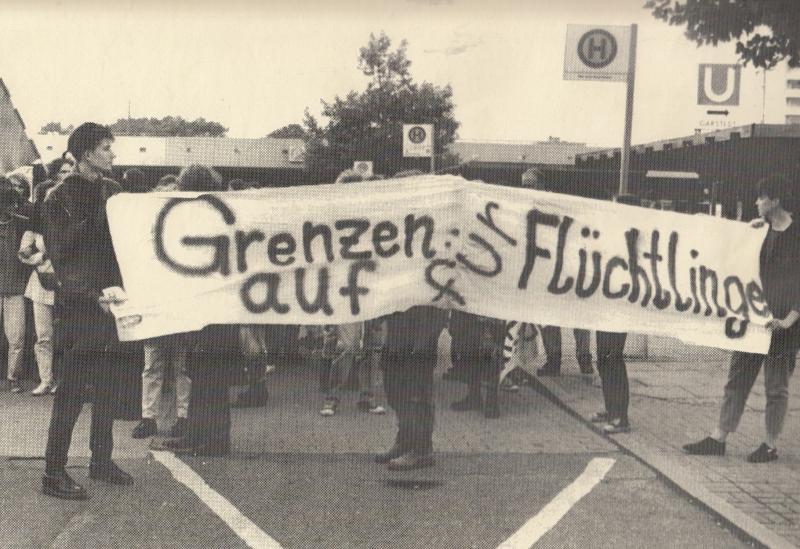 Nur einige Kirchenmitglieder, Teile der Grünen und die jugendliche Antifa-Bewegung stellten sich vorbehaltlos hinter die Rechte der "Asylanten", wie die Menschen damals oft herablassend genannt wurden. Hier demonstrieren rund 100 Jugendliche am Busbahnhof Garstedt gegen das Pogrom in Rostock-Lichtenhagen (Foto: Thomas Haase, August 1992). Schwarz-Weiß-Foto: Demonstranten mit Transparent "Grenzen auf für Flüchtlinge".