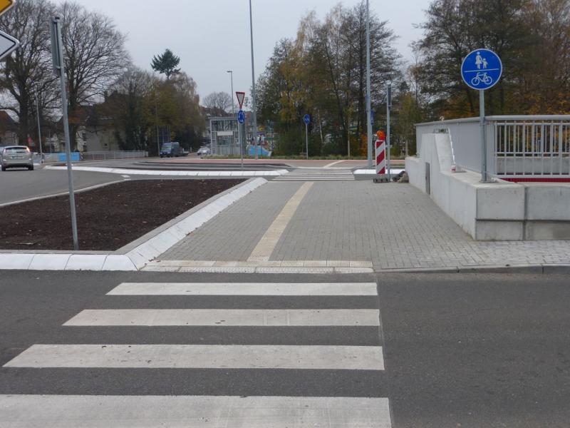 Zebrastreifen am Kreisel, Schild mit Radwegebenutzungspflicht