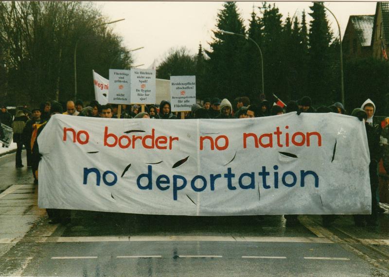 Zu größeren Demonstrationen kam es nur im Zusammenhang mit dem 1994 eingerichteten Abschiebegefängnis Glasmoor: Wie hier im Februar 2002 gingen mehrfach Hunderte auf die Straße - meist jedoch auswärtige Anhänger der autonomen Szene (Foto: Foto Archiv Kollektiv Hamburg). Transparent mit der Aufschrift "no border, no nation, stop deportation"