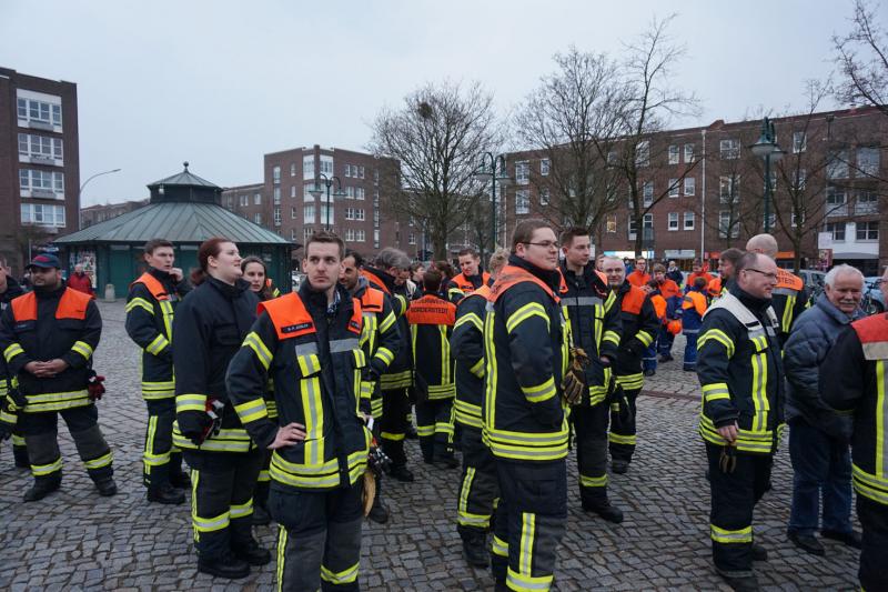 Eine Grupe von etwa zehn Feuerwehrleuten auf dem Rathausmarkt.