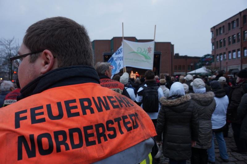 Feuerwehrmann in der Menge vor der Bühne - mit dem Rücken zur Kamera.