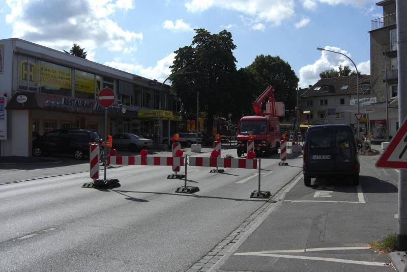 Absperrbaken auf der Ulzburger Straße, kurz vor der Einmündung in die Ohechausse