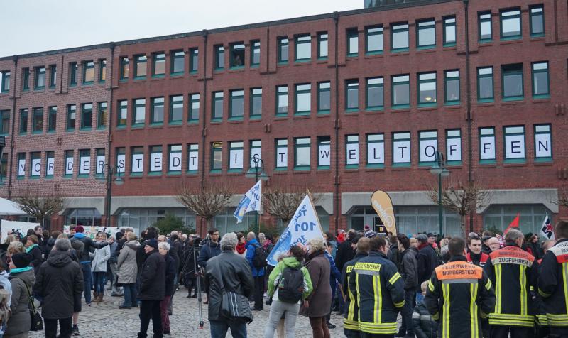 "Norderstedt ist weltoffen" - Die Stimmung gegenüber Flüchtlingen hat sich also in den letzten Jahren grundlegend geändert. Bleibt abzuwarten, ob die Solidarität auch unter dem Eindruck beständig steigender Flüchtlingszahlen Bestand hat (Foto: Infoarchiv).