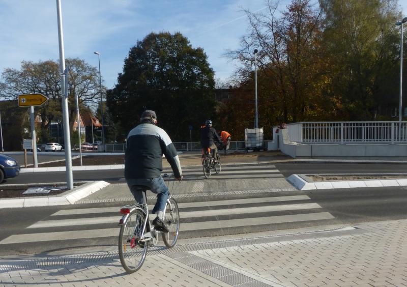 Radfahrer auf dem Zebrastreifen ...