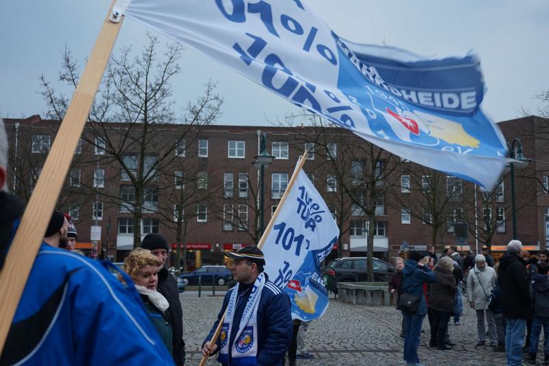 TuRa-Harksheide-Fahnen auf dem Rathausmarkt