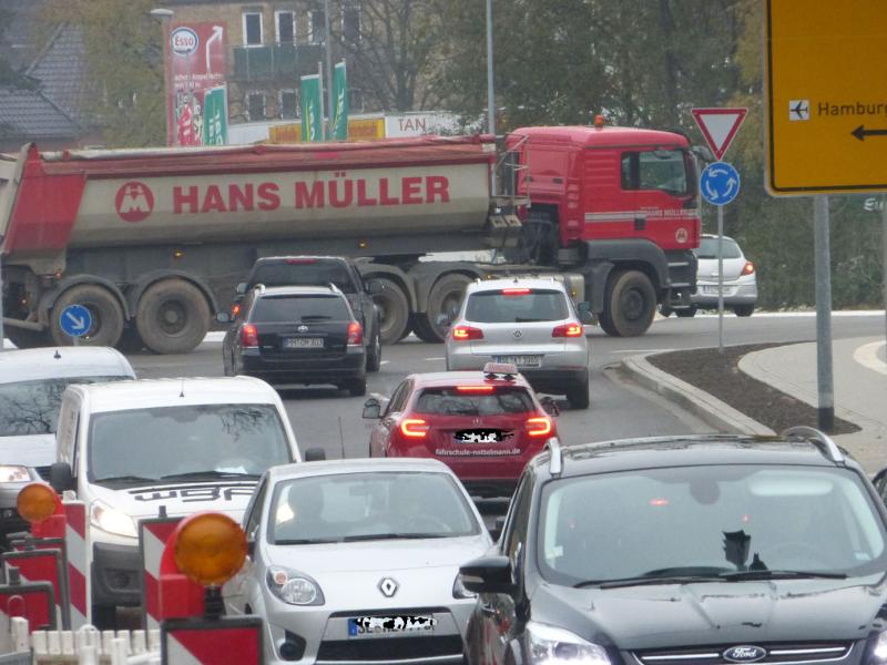 Viel Verkehr am Kreisel