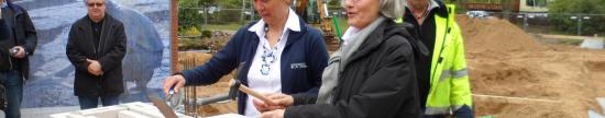 Barbara Schirrmacher und Katrin Oehme am Grundstein